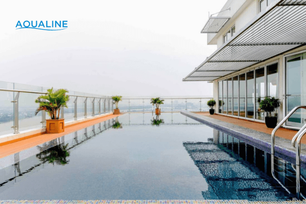 bể bơi penthouse thiết kế cá nhân hóa với không gian xanh trên cao